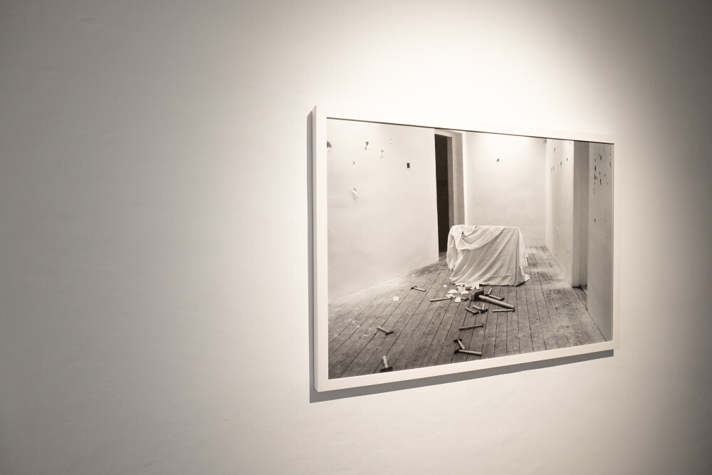 Foto: KULTUM/Adnan Babahmetovic Zlatko Kopljar, K2, 1997, Performance, Dauer: 10‘, (Videodokumentation 4‘ 49“), Kamera and Fotograf: Stanislav Cigoš, Ausstellungsansicht: Zlatko Kopljar: AUSLÖSCHUNG | ERASION. KULTUMUSEUM Graz, 27. Sept. 2024 – 12. Jan. 2025Kurator: Johannes Rauc