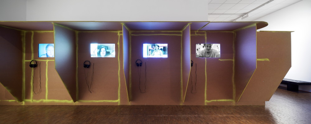 Social DogmaEin Filmprojekt von Thomas HenkeVideo-Installation, 22 Porträts, mit Installationsbauten von Lorenz Estermann, Deutschland, 2010 + 2020, DV, HDV