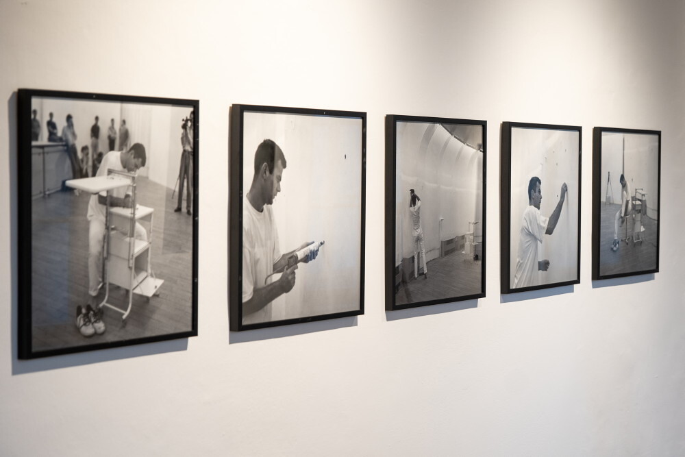 Foto: KULTUM/Adnan Babahmetovic Zlatko Kopljar: DSASFSI,UE?, 1994, Dove sarrei arrivato se fossi stato inteligente, Ubi Ego? Where would I have got to if I had been intelligent? Where am I?, Performance, Dauer: 30′min, Gallery PM, Zagreb, Croatia, 1994, Ausstellungsansicht: