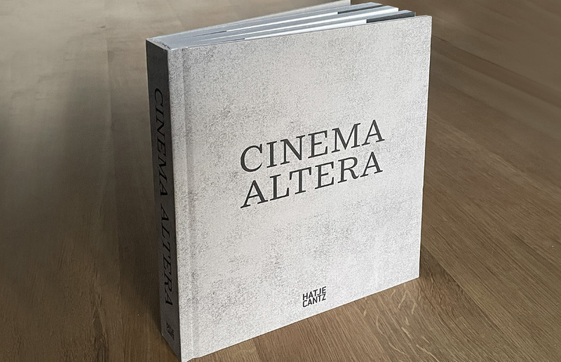 Das 480 Seiten starke Buch von CINEMA ALTERA, erschienen bei Hatje Cantz Berlin ISBN: 978-3-7757-5633-4 € 48,–
