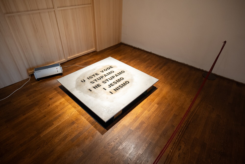 Foto: KULTUM/Adnan Babahmetovic Zlatko Kopljar: Panta Rhei (Alles fließt), 1993, Gusseisen in Aluminium, Glas, Motoröl, Hochspannung,
Ausstellungsansicht: Zlatko Kopljar: AUSLÖSCHUNG | ERASION. KULTUMUSEUM Graz, 27. Sept. 2024 – 12. Jan. 2025
Kurator: Johannes Rauchenberger