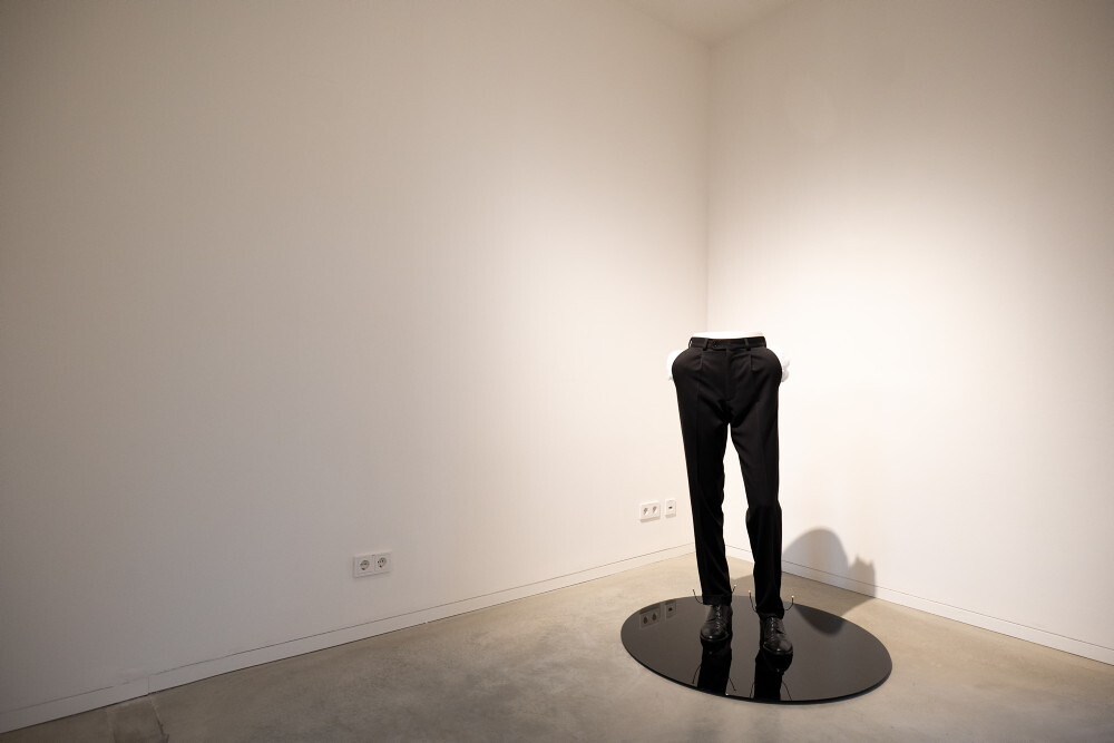 Foto: KULTUM/Adnan Babahmetovic Zlatko Kopljar: Vinculum I, 1995, Männliche Schaufensterpuppe: Beine, Hose, Schuhe, Perlen, Baumwolle, blaue Flüssigkeit, rundes schwarzes Glas, Ausstellungsansicht: Zlatko Kopljar: AUSLÖSCHUNG | ERASION. KULTUMUSEUM Graz, 27. Sept. 2024 – 12. Jan. 2