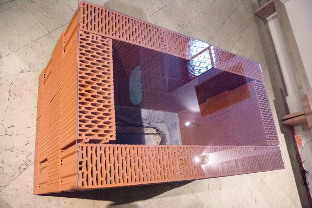 MANFRED ERJAUTZ Altar und Ambo / Altar and ambo, 2008, Eisenstahl, Mauerziegel und Glasplatte / Steel, building bricks and glass panel Pfarrkirche Hlgst. Dreifaltigkeit, Hausmannstätten / Diözese Graz-Seckau