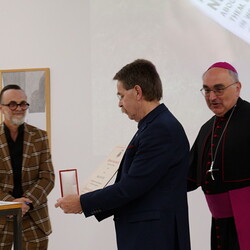 Eröffnung des Spiegelgitterhauses Gleisdorf (Sammlung Wolf) durch Bürgermeister Christoph Stark, Landeshauptmann Christopher Drexler und Diözesanbischof Wilhelm Krautwaschl.Laudatio: Walter Prügger,Einführung in die Ausstellung 'WENDEZEITEN/ZEITENW