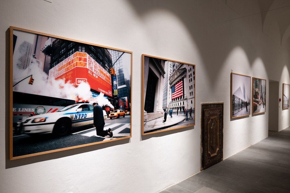 Foto: KULTUM/Adnan Babahmetovic Zlatko Kopljar: K9 compassion, 2004,
7-tlg.; UltraSecM – Museumsglas 4mm,
Belichtung: Kodak Endura glänzend, gerahmt, Foto: Christian Nguyen, KULTUMUSEUM Graz, aus: MITLEID | compassion (2012) ,
Ausstellungsansicht: Zlatko Kopljar: AUSLÖSCHUNG | E