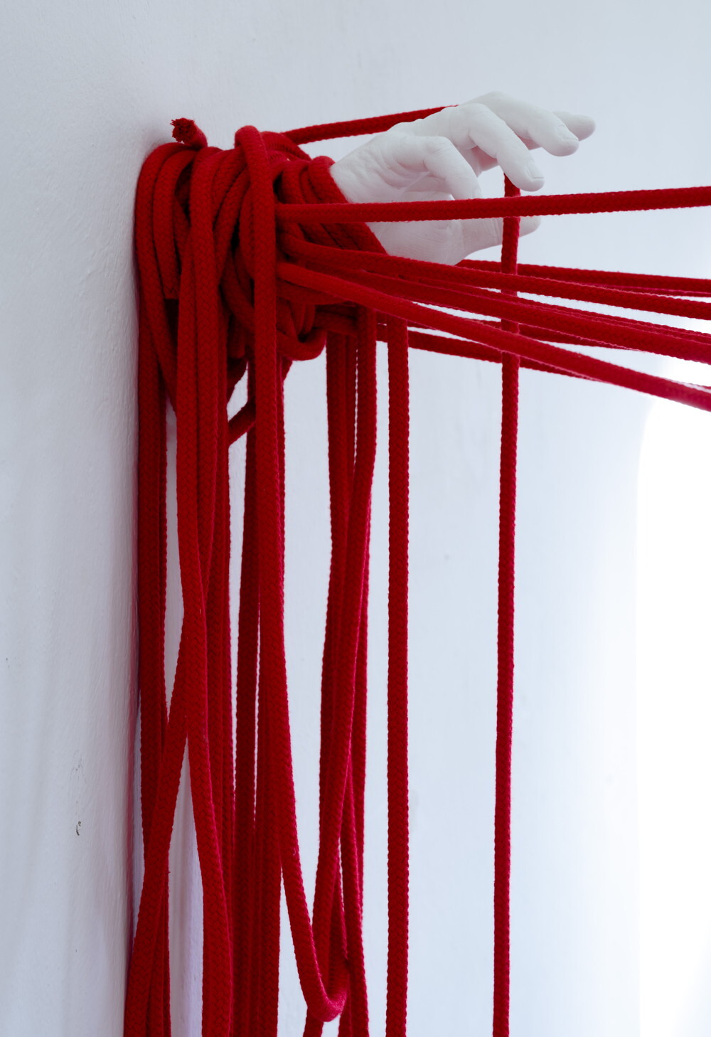 Foto: Ferdinand Neumüller Zenita Komad,Friedensbüro und Friedenstisch, 2024, 20, Portraits, Seile, Gipsabdrücke, Bücher, Holz, Ausstellungsansicht: Zenita Komad: Nie wieder Krieg! KULTUMUSEUM Graz, 3.2.–26.5.2024, Kurator: Johannes Rauchenberger