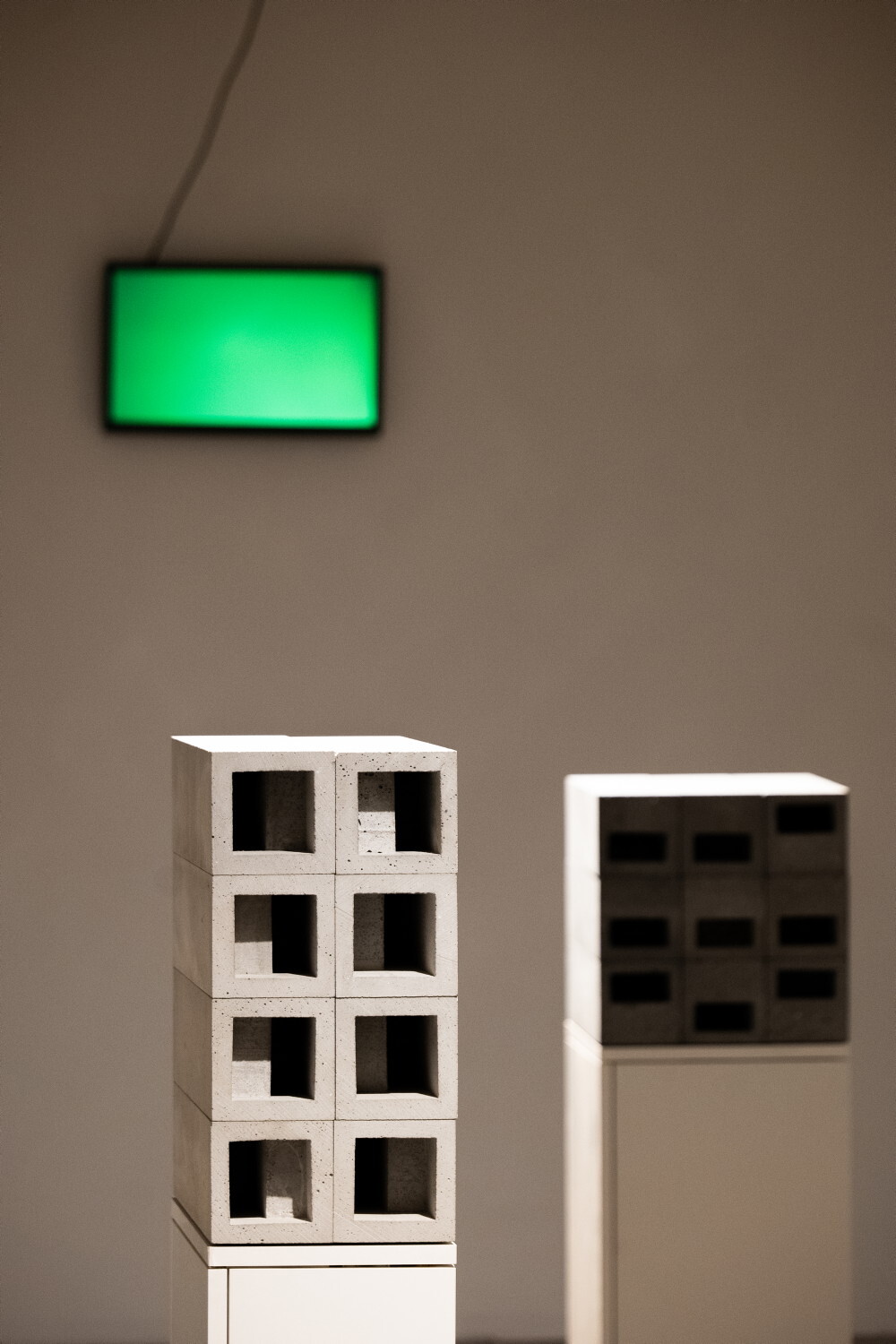 Foto: KULTUM/Adnan Babahmetovic
Zlatko Kopljar: K21 Random Empty, 2017, 2 Betonobjekte, Full HD-Video loop,
Ausstellungsansicht: Zlatko Kopljar: AUSLÖSCHUNG | ERASION. KULTUMUSEUM Graz, 27. Sept. 2024 – 12. Jan. 2025,
Kurator: Johannes Rauchenberger