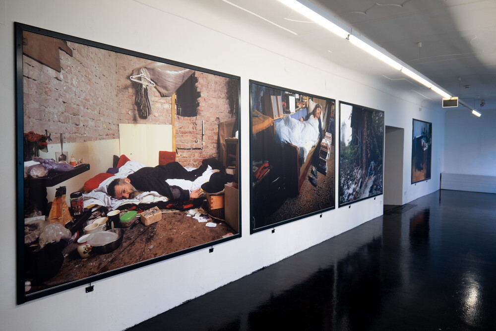 Foto: KULTUM/Adnan Babahmetovic Zlatko Kopljar: K11, 2007, 7-tlg., Farbdruck auf Vinyl
Fotografie: Zlatko Kopljar, Mario Kučera,
Ausstellungsansicht: Zlatko Kopljar: AUSLÖSCHUNG | ERASION. KULTUMUSEUM Graz, 27. Sept. 2024 – 12. Jan. 2025,
Kurator: Johannes Rauchenberger