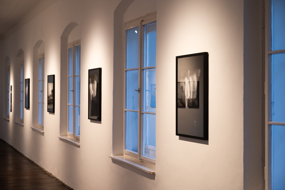 Foto: KULTUM/Adnan Babahmetovic Zlatko Kopljar; K10, 2004, 6-tlg., Tintenstrahldrucke, Fotografie: Darko Bavoljak,
Ausstellungsansicht: Zlatko Kopljar: AUSLÖSCHUNG | ERASION. KULTUMUSEUM Graz, 27. Sept. 2024 – 12. Jan. 2025
Kurator: Johannes Rauchenberger