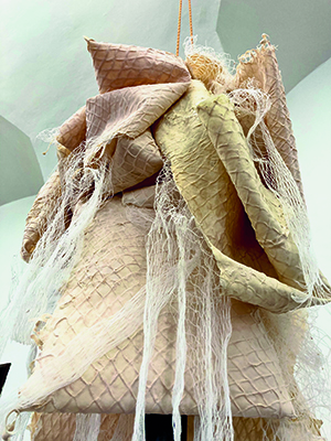 Foto: KULTUM/J. Rauchenberger Liesl Raff, Vessels, 2021 aus: EINATMEN - AUSATMEN, 3. Juni bis 13. November 2021, Kuratorin Katrin Bucher Trantow und Kurator Johannes Rauchenberger.