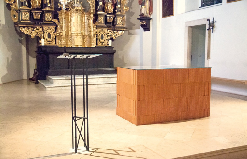 MANFRED ERJAUTZ Altar und Ambo / Altar and ambo, 2008, Eisenstahl, Mauerziegel und Glasplatte / Steel, building bricks and glass panel Pfarrkirche Hlgst. Dreifaltigkeit, Hausmannstätten / Diözese Graz-Seckau