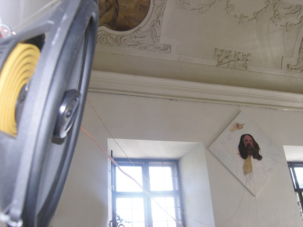 I as Moses as Godfather, 2006, Acryl auf Leinen, 178x178 cm, Lautsprecher und Kabel und Audio mit Text Deut. 32: 39–42 und Soundclips von Richard Strauss und der Gruppe SUNN O))). KULTUMdepot Graz, aus: KUNSTZU GLAUBEN. Über die Kunstwürdigkeit des G / Hannes Priesch