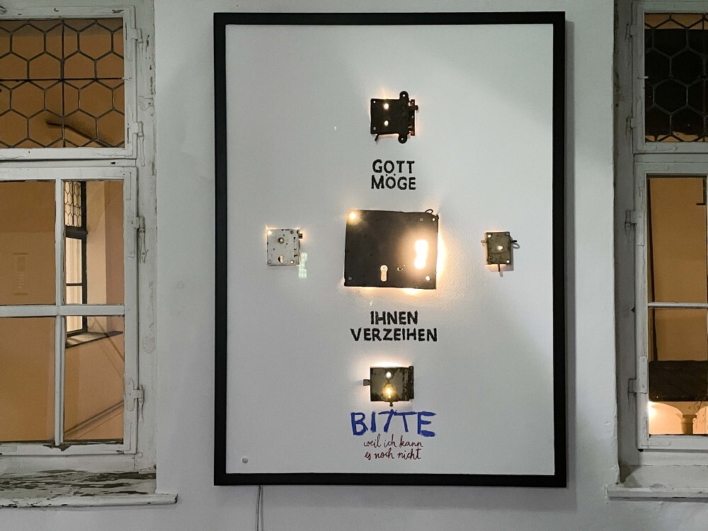 Foto: KULTUM/Johannes Rauchenberger Zenita Komad, Gott möge ihnen verzeihen bitte, weil ich kann es noch nicht II, 2023, Objektbild mit Bewegungsmelder, Licht, Elektrik150 x 110 cm, Ausstellungsansicht: Zenita Komad: Nie wieder Krieg! KULTUMUSEUM Graz, 3.2.–26.5.2024, Kurator Johan