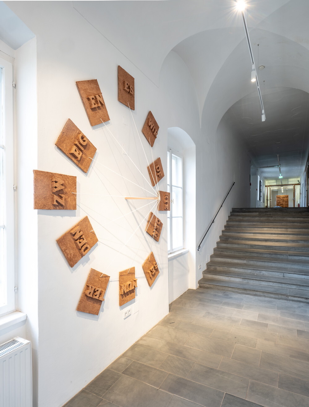 Foto: Ferdinand Neumüller Zenita Komad, Es wird Frieden sein unter den Zweigen!, 2023, 12-teilig, je 41 x 31 cm, Ausstellungsansicht: Zenita Komad: Nie wieder Krieg! KULTUMUSEUM Graz, 3.2.–26.5.2024, Kurator Johannes Rauchenberger